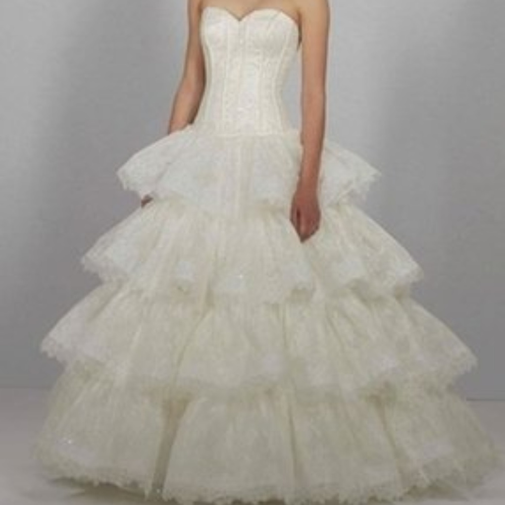 Dennis Basso Ivory Lace Sweatheart Wedding Gown